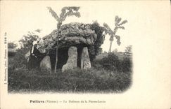 CPA Dolmen Menhir Poitiers Le dolme de la Pierre levee Femme Fileuse Folklore
