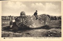 CPA Dolmen Menhir Carnac Les alignements du Menec Pierre sonnant le Creux Enfant Folklore