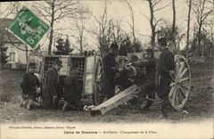 CPA Militaria Camp de Sissonne Artillerie Chargement de la piece