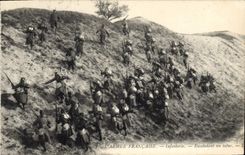 CPA Militaria Infanterie Escaladant un talus