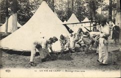 CPA Militaria La vie au camp Montage d'une tente