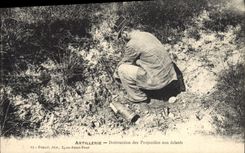 VINTAGE POSTCARD Militaria Artillerie Destruction of the projectiles not burst