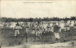 CPA Militaria L'infanterie au bivouac Une alerte Aux faisceaux