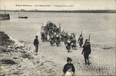 CPA Militaria Manoeuvres Passage d'une riviere