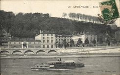 VINTAGE POSTCARD Lyon School Veterinary surgeon Bateau