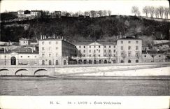 VINTAGE POSTCARD Lyon School Veterinary surgeon