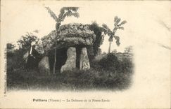 CPA Dolmen Menhir Poitiers Le dolmen de la pierre levee Fileuse Folklore