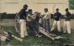 CPA Militaria Artilleurs nettoyant leur piece de 75 apres le tir