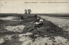 CPA Militaria Infanterie Au combat Tirailleurs utilisant une ligne d'abri