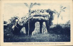 CPA Dolmen Menhir Poitiers La pierre levee 