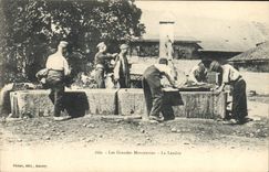 VINTAGE POSTCARD Militaria army maneuvers the detergent