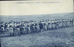 La POSTAL Militaria de la VENDIMIA el ejército maniobra a infantería la inspección de las armas después del shooting