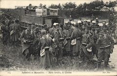 CPA Militaria Infanterie en manoeuvres Halte horaire la cantine