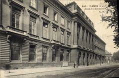 VINTAGE POSTCARD Bank Paris Mint