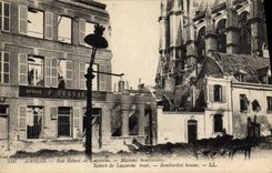 CPA Banque Amiens Rue Robert de Luzarche Maisons bombardees Militaria