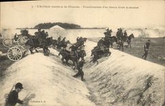 CPA Militaria L'artillerie montee et les obstacles Franchissement d'un chemin etroit et encaisse