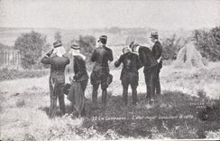 CPA Militaria En campagne l'Etat major consultant la carte 