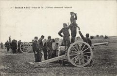 CPA Militaria Piece de 75 L'officier observant l'objectif