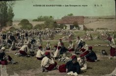 Escenas de Militaria de la POSTAL de la VENDIMIA de las tropas de la operación en descanso