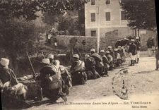 CPA Militaria Manoeuvres dans les Alpes En tirailleurs 