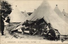 CPA Militaria Versailles Le camp de Satory La soupe