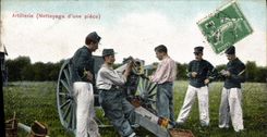 CPA Militaria Artillerie Nettoyage d'une piece Canon 