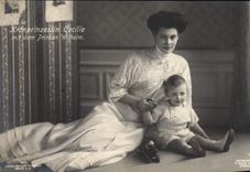 CPA Kronprinzessin Cecilie mit dem Prinzen Wilhelm