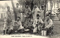 VINTAGE POSTCARD Militaria Camp of Auvours Meal in the open air