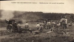 CPA Militaria Camp de Chambaran Batterie de 155 court en action