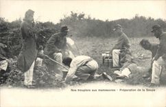 CPA Militaria Nos troupiers aux manoeuvres Preparation de la soupe 