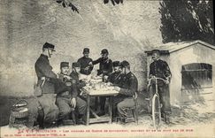 CPA Militaria Les hommes de garde se ravigotent boivent 