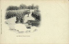 CPA Militaria Le defile place Carnot 