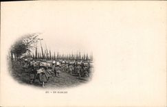 CPA Militaria En marche 