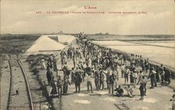 VINTAGE POSTCARD the Aude the News Saline of Sainte Lucie Workmen collecting salt