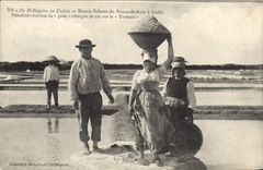 VINTAGE POSTCARD Of St Nazaire in Croisic Marais saline of the Borough of Batz Saille Paludiere has carrying its gede charged with salt