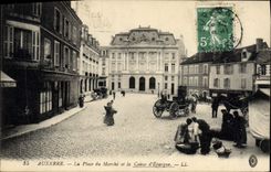 CPA Banque Auxerre La place du Marche et la Caisse d'Epargne 