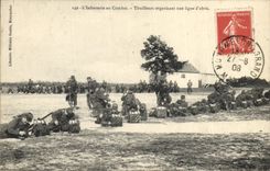 CPA Militaria L'infanterie au combat Tirailleurs organisant une ligne d'abris 