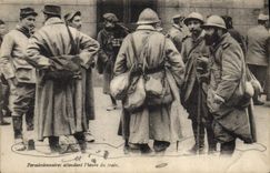 VINTAGE POSTCARD Militaria Persons on leave waiting the hour of the train