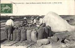 CPA Folklore Marais Salants Batz Dans les marais salants Recolte de sel La mise en sac