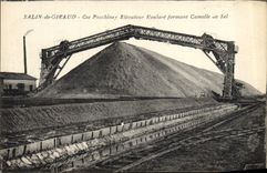 CPA Folklore Marais Salants Salin de Giraud Cie Pechiney Elevateur Roulant formant camelle de sel