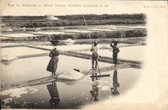 VINTAGE POSTCARD Folklore Salt-water Marshes Country of Guerande Paludiers collecting salt