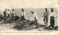 CPA Militaria Les Indiens font des tranchees 
