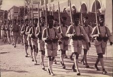 VINTAGE POSTCARD Militaria colonial Troops Cipayes of India