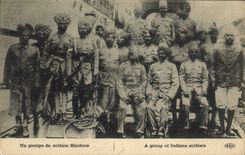 CPA Militaria Un groupe de soldats Hindous 