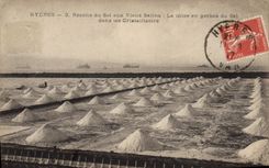 VINTAGE POSTCARD saline Marais Hyeres Collects salt with the Saline Old men the setting in sheaf of salt in the Crystallizers