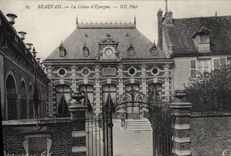 VINTAGE POSTCARD Beauvais Bank the Savings bank