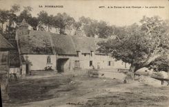 Folklore de Normandía de la POSTAL de la VENDIMIA con la granja y la corte grande de los campos