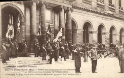 POSTAL Militaria de la VENDIMIA dado de las banderas llevadas los alemanes al gobernador del Invalids