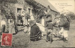 VINTAGE POSTCARD Folklore salt-water Marshes With the country of salt the dance paludiers