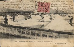 CPA Folklore Marais salants Hyeres les Salins La mise en motte de sel